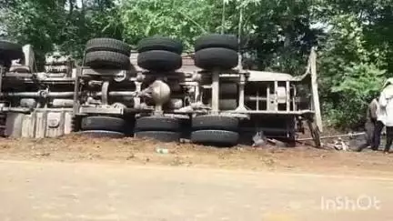 ମାଲକାନଗିରି: ମାଲକାନଗିରି ଜିଲ୍ଲା ୩୨୬ ନମ୍ବର ଜାତୀୟ ରାଜପଥର ତେଲେରାଇରୁ ମୋଟୁ ରାସ୍ତା ମଧ୍ୟରେ ଏକ ଟ୍ରକ୍ ଭାରସାମ୍ୟ ହରାଇ ଓଲଟି ଥିବା ଦେଖିବାକୁ ମିଳିଛି