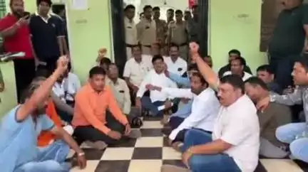 कवर्धा: मारपीट और लूट मामले में FIR दर्ज करने की मांग को लेकर कुर्मी समाज के लोगों ने थाने का किया घेराव, जमकर की नारेबाजी