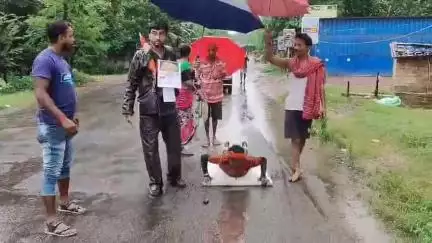 হাবরা ১: দন্ডি কেটে কেদারনাথের পথে যুবক, মছলন্দপুর থেকে উঠে আসলো সেই ছবি