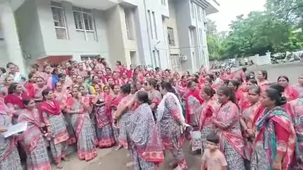 નાંદોદ: આંગણવાડી બહેનોને BLOની કામગીરી આપતા તેના વિરોધમાં મોટી સંખ્યામાં બહેનોએ શહેરમાં જિલ્લા કલેકટર કચેરીએ આવેદનપત્ર આપ્યું