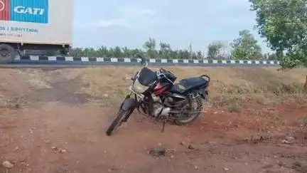 வேடசந்தூர்: அய்யனார் நகர் மேம்பாலம் அருகே கேட்பாரற்று மூன்று நாட்களாக நின்றிருந்த மோட்டார் சைக்கிள்