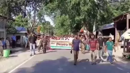 তুফানগঞ্জ ২: বিজেপির মিছিলে তৃনমূলের বাঁধা দেবার চেষ্টার অভিযোগে তুমুল উত্তেজনা বক্সিরহাট বাজারে,মোতায়ন বিশাল পুলিশ বাহিনী