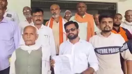 ज्ञानपुर: उपरवार गांव के ग्रामीणों ने चकमार्ग पर अवैध कब्जे से परेशान होकर डीएम को दिया ज्ञापन