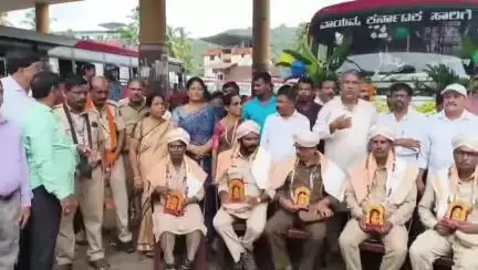 ಕಾರವಾರ: ಶಕ್ತಿ ಯೋಜನೆ ಯಶಸ್ವಿ ನಗರದ ಬಸ್ ನಿಲ್ದಾಣದಲ್ಲಿ ಬಸ್ ಗಳಿಗೆ ಪೂಜೆ