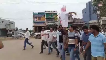 डभरा में NSUI के नेतृत्व में कांग्रेस पार्टी ने बिलासपुर में हुए परीक्षा स्कैम को लेकर थाना चौक के पास किया प्रदर्शन