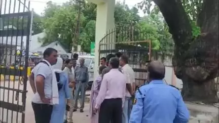 कन्या महाविद्यालय के सामने अस्थाई दुकानों पर महिला थाना प्रभारी एवं निगम के अतिक्रमण दस्ते की सख्ती
