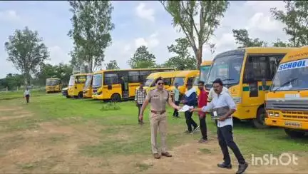 इमली गोलाई स्थित गोंडवाना भवन में आरटीओ कैंप, 33 युवाओं को लर्निंग लाइसेंस जारी, 4 स्कूल बसें मानकों से बाहर पाई गईं