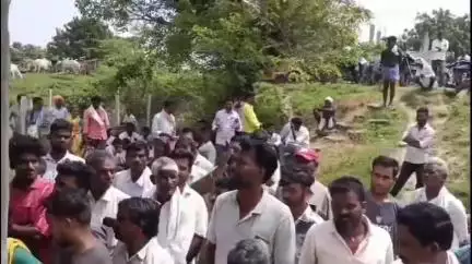 బెల్లంపల్లి: బీమిని మండల ప్రాథమిక సహకార సంఘం కార్యాలయం వద్ద సబ్సిడీ యూరియా కోసం ఆందోళన చేసిన రైతులు