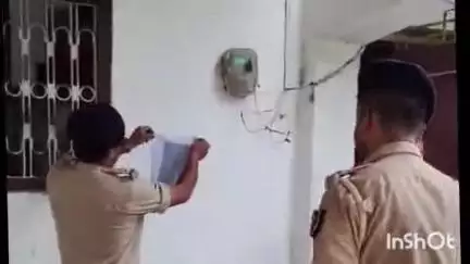 आरा: चंदवा मोहल्ला में फरार अभियुक्त के घर नवादा थाना पुलिस ने कोर्ट से निर्गत इश्तेहार चिपकाए