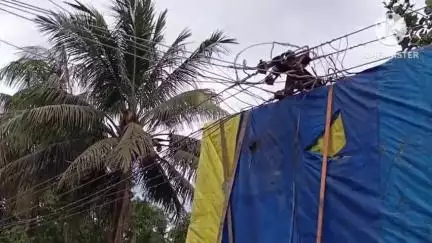 কোকৰাঝাৰ ভাগ: ফকিৰাগ্ৰামৰ পোচাগড়ত ভয়ংকৰ দুৰ্ঘটনা, ট্ৰাকে ছিঙিলে বিদ্যুৎ পৰিবাহী খুঁটাত লগা তাঁৰ, ঘটনাস্থলীত উপস্থিত আৰক্ষী
