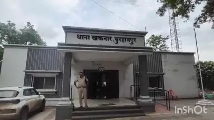 खकनार: स्कूल की दीवार गिरने से मजदूर की मौत, 10 दिन बाद ठेकेदार पर लापरवाही का केस दर्ज, परिजनों ने मुआवजे की मांग की