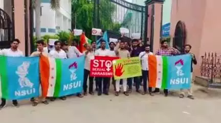 उड़ीसा में छात्रा द्वारा आत्मदाह करने पर विद्यापीठ गेट पर NSUI के कार्यकर्ताओं ने किया विरोध प्रदर्शन