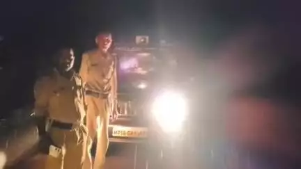नौगांव: नौगांव प्रशासन ने कराई मुनादी, कहा- तेज बहाव के चलते पुल और नदी को पार न करें