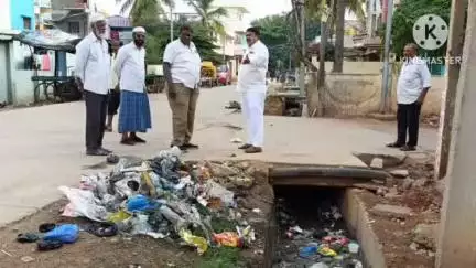 హిందూపురం 5వ వార్డ్ ఆబాద్ పేటలో అపరిశుభ్రతపై మున్సిపల్ సానిటరీ ఇన్స్పెక్టర్ పై ఆగ్రహం వ్యక్తం చేసిన మున్సిపల్ చైర్మన్