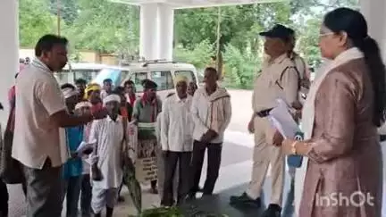 बैतूल नगर: वन कर्मियों द्वारा आदिवासी किसानों की फसलें उजाड़ने पर किसान फसल लेकर पहुंचे कलेक्ट्रेट