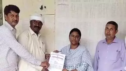 लालगंज: लालगंज तहसील सभागार में हापुड़ में लेखपाल की मौत से आक्रोश, लेखपाल संघ ने तहसीलदार को सौंपा ज्ञापन