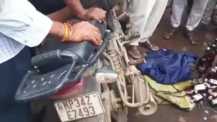 पटेरा: भगवती मानव कल्याण संगठन के सदस्यों ने समाधि चौराहे के पास शराब तस्करी पकड़ी, पुलिस को सौंपा