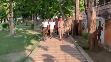 देेेवरिया: देवरिया के पुलिस अधीक्षक ने 'मार्निंग वॉकर चेकिंग अभियान' का निरीक्षण किया, आमजन से संवाद कर दिलाया सुरक्षा का भरोसा
