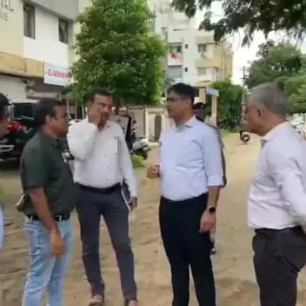 રાજકોટ પૂર્વ: વરસાદી વિરામ બાદ મનપાની પેચવર્ક અને રોડ રીપેરીંગની  કામગીરી પૂરજોશમાં, કામગીરીની રૂબરૂ સમીક્ષા કરતા મ્યુનિ. કમિ.