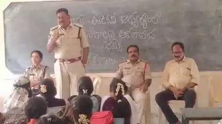 జమ్మలమడుగు: జమ్మలమడుగు : డీఎస్పీ వెంకటేశ్వరరావు ఆధ్వర్యంలో విద్యార్థినులకు సైబర్ నేరాలపై
అవగాహన కార్యక్రమం