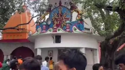गोड्डा: गोड्डा के सिंहवाहिनी मंदिर में श्रद्धालुओं का सैलाब, सुबह 6 बजे से लगी रहीं लंबी कतारें