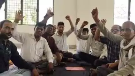 हमीरपुर: सदर और मौदहा के लेखपालों ने लेखपाल सुसाइड प्रकरण को लेकर किया कार्य बहिष्कार
