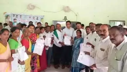 కోరుట్ల: ఇబ్రహీంపట్నం మండల కేంద్రంలో ఇందిరమ్మ ఇండ్ల లబ్ధిదారులకు ప్రొసీడింగ్ పత్రాలు అందించిన ఎమ్మెల్యే డాక్టర్ కల్వకుంట్ల సంజయ్