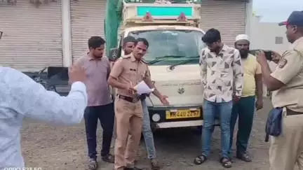 धारूर: शहरातील मोंढा भागात रेशनचा टेम्पो पकडला