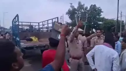 शाहजहांपुर: छात्र की पीटकर हत्या, परिजनों ने थाने के सामने शव रखकर किया हंगामा, हत्या की धारा में रिपोर्ट दर्ज करने की मांग