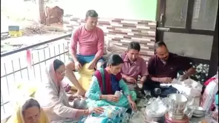 धर्मशाला: मुश्किल वक्त में स्थानीय लोग बाढ़ प्रभावितों के साथ, गारलू मोहल्ला-उथला गांव ने मंडी भेजी राहत सामग्री की गाड़ी