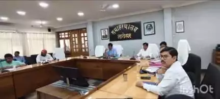 लातेहार: समाहरणालय सभागार में उपायुक्त की अध्यक्षता में राजस्व संग्रहण की बैठक संपन्न