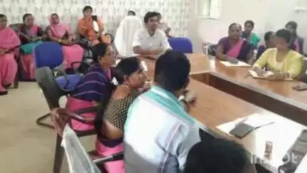मनोहरपुर: मनोहरपुर प्रखंड सभागार में बीएलओ और बीएलओ सुपरवाइजर की बैठक संपन्न