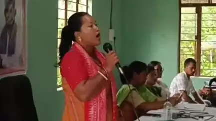 ওদালগুৰি: পুৰণি গৰৈবাৰীত অনুষ্ঠিত ৱমেন এৱাৰনেছ মিটত মহিলা ইউপিপিএলৰ কেন্দ্ৰীয় সাধাৰণ সম্পাদিকা হেলেনা স্বৰ্গীয়াৰীৰ অংশগ্ৰহণ