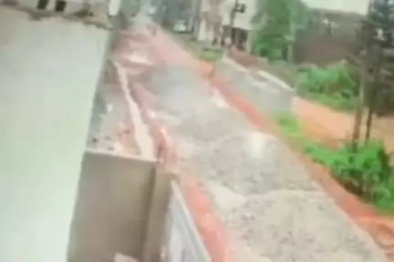 कांके: पुंदाग ओपी क्षेत्र में बाइक सवार दो अज्ञात अपराधियों ने महिला से छीनी चेन, सामने आई सीसीटीवी फुटेज