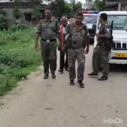 जयनगर: लोहाडंडा में फरार अभियुक्त के घर पर पुलिस ने चिपकाया इश्तहार