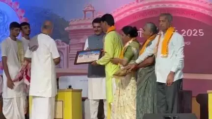 મેંદરડા: પીએમ શ્રી સીમ પ્રાથમિક શાળા મેંદરડાના શિક્ષકને સાંદિપની વિદ્યા નિકેતન ખાતે કથાકાર રમેશભાઈ ઓઝા દ્વારા સન્માનિત કરાયા