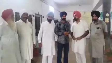 ਬਰਨਾਲਾ: ਪਿੰਡ ਚੀਮਾ ਜੋਧਪੁਰ ਨੇੜੇ ਬਣੇ ਬੱਸ ਸਟੈਂਡ ਨਜ਼ਦੀਕ ਖੁਨੀ ਕੱਟ ਦੇ ਸਬੰਧ 'ਚ ਐਸਡੀਐਮ ਨੂੰ ਮੰਗ ਪੱਤਰ ਦੇਣ ਪਹੁੰਚੇ ਪਿੰਡ ਵਾਸੀ #jansamasya