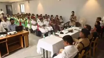 करवीर: पोलीस मुख्यालय येथील ट्राफिक गार्डन येथे शालेय विद्यार्थ्यांना वाहतूक नियमांबाबत प्रबोधनपर कार्यक्रमाची सुरुवात