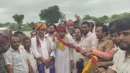 कोटड़ी: विधायक गोपीचंद मीणा की देव दर्शन पदयात्रा का कोठाज व कांटी में ग्रामीणों ने जेसीबी से पुष्प वर्षा कर किया स्वागत