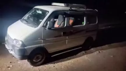 खुलताबाद: वेरूळ घाटात वाहनावर तीन अज्ञात हल्लेखोरांनी हल्ला करत भावी वधूला जबरदस्तीने पळवले