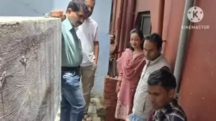 पिथौरागढ़: विगत रात्रि हुई बारिश से हुए नुकसान का मेयर कल्पना देवलाल ने किया स्थलीय निरीक्षण