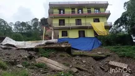 हमीरपुर: पनियाला में 3 मंजिला पक्के मकान को भूस्खलन से बना खतरा, स्थानीय प्रवीण कुमार ने प्रशासन से लगाई गुहार