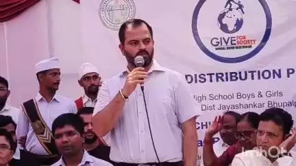 భూపాలపల్లి: మహాదేవపూర్ ప్రభుత్వ పాఠశాలల ఆవరణలో గివ్ స్వచ్ఛంద సంస్థ ఆధ్వర్యంలో ఏర్పాటు చేసిన కార్యక్రమంలో పాల్గొన్న కలెక్టర్