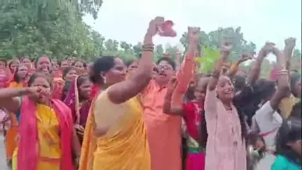 कुंदा: सावन की पहली सोमवारी पर गोमे गांव में श्रद्धालुओं ने निकाली भव्य कलश यात्रा