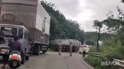 पेठ: अवजड ट्रेलर अडकल्याने सावळघाटात ट्रॉफीक जाम , सायंकाळपर्यंत पोलीस प्रशासनाचे प्रयत्न सुरु