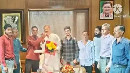 सल्ट: कलझीपा जोशी में हरीश निर्विरोध प्रधान चुने गए, चौथी बार प्रधान बनने पर विधायक कार्यालय में विधायक से की मुलाकात