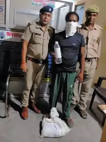 रुद्रपुर: ट्रांजिट कैंप थाना पुलिस ने फुटबॉल मैदान के पास से 24 पाउच अवैध कच्ची शराब के साथ एक आरोपी को गिरफ्तार किया