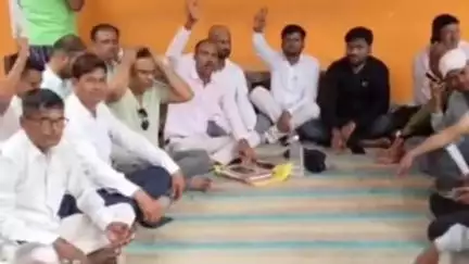 रुधौली: तहसील परिसर में लेखपालों ने कार्य बहिष्कार कर किया प्रदर्शन