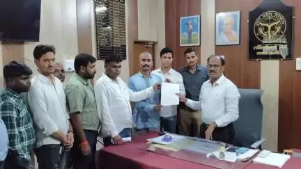 तिर्वा: तिर्वा तहसील में एसडीएम कार्यालय के बाहर लेखपालों ने की सांकेतिक हड़ताल
