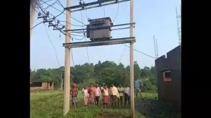 पांकी: ट्रांसफार्मर खराब होने से 2 माह से अंधेरे में रहने को विवश हैं लोग